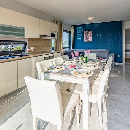 Apartmán 2 Bedroom Cozy In